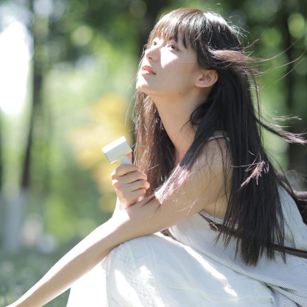 美女｜展览馆里的春天小确幸