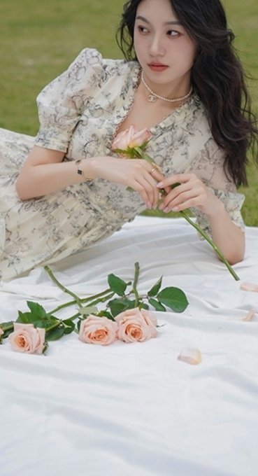夏末方脸女生穿什么显柔和？休闲风弱化棱角穿搭